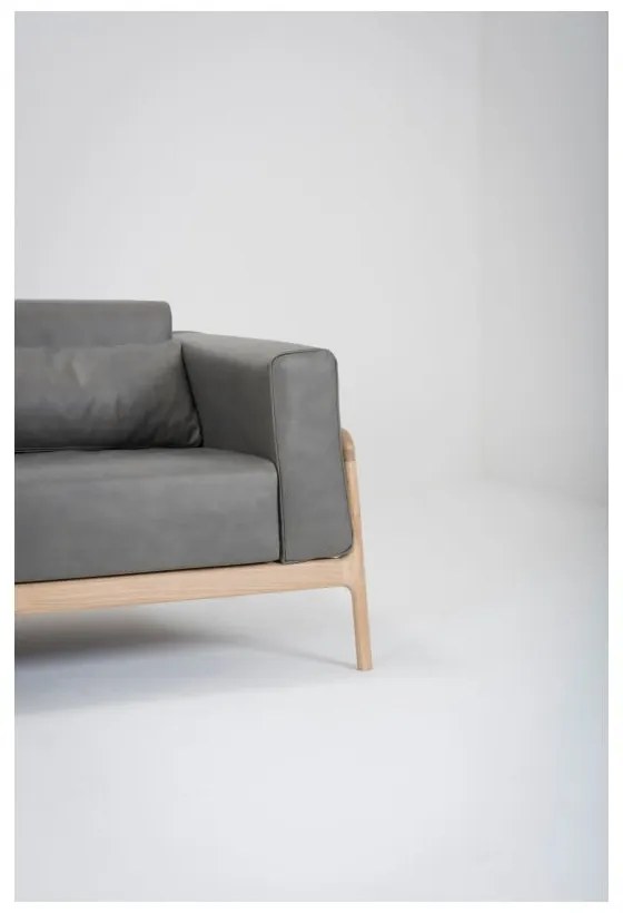 Canapea din piele bovină cu structură din lemn masiv de stejar Gazzda Fawn, gri închis