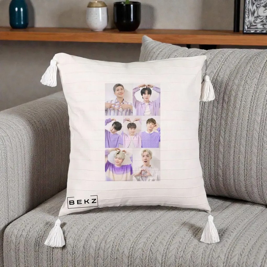 Perna Personalizata K-pop BTS Colaj 7 Portrete cu Inimi Lila, 40x40 cm, Bej cu Franjuri, Husa Detasabila, Perna Inclusa, BEKZ®
