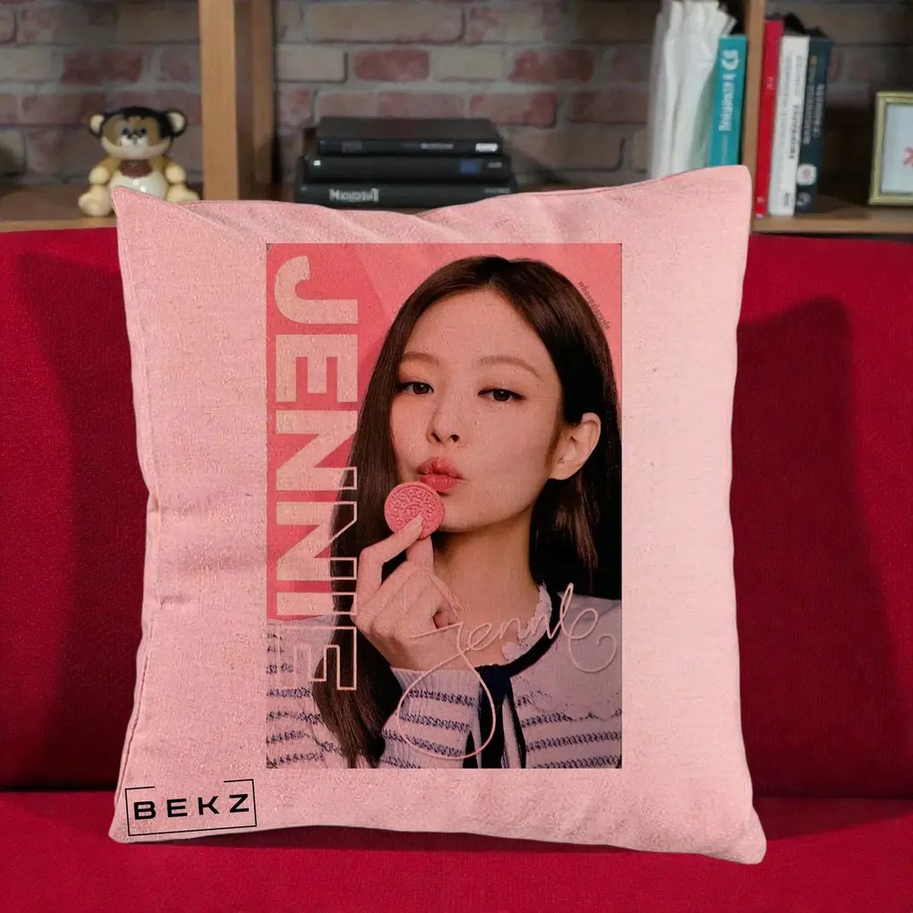 Perna Personalizata K-pop BLACKPINK Jennie cu Semnatura si Fond Roz, 40x40 cm, Roz, Husa Detasabila, Perna Inclusa, BEKZ®