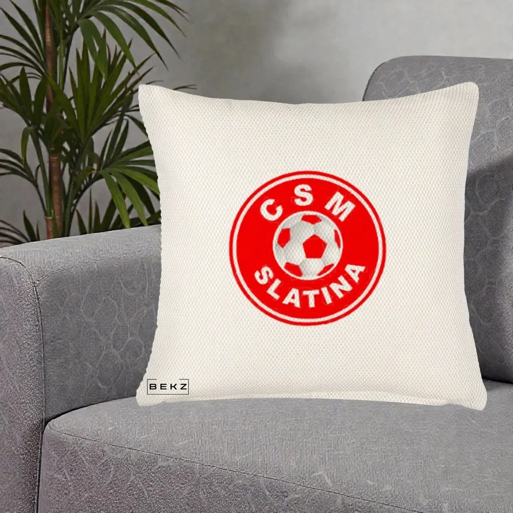 Perna Personalizata CSM Slatina Fotbal, 40x40 cm, Crem Reliefat, Husa Detasabila, Perna Inclusa, BEKZ®