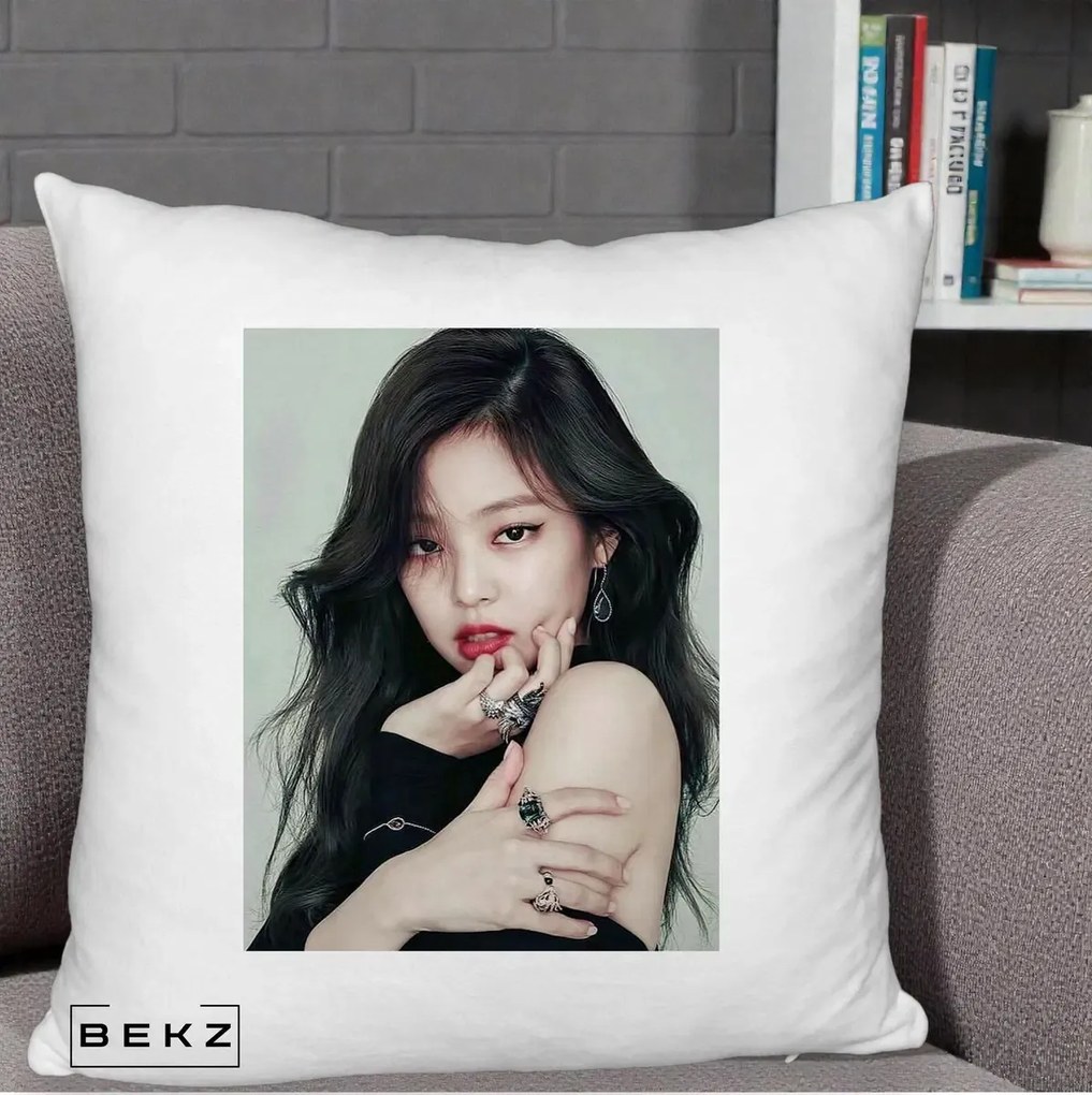 Perna Personalizata K-pop BLACKPINK Jennie Editorial Negru cu Inele, 40x40 cm, Alb Pufos, Husa Detasabila, Perna Inclusa, BEKZ®