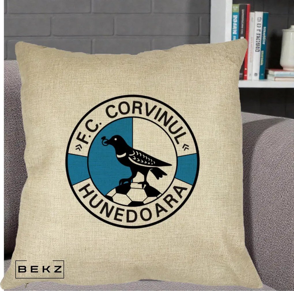 Perna Personalizata FC Corvinul Hunedoara Fotbal, 40x40 cm, Crem, Husa Detasabila, Perna Inclusa, BEKZ®