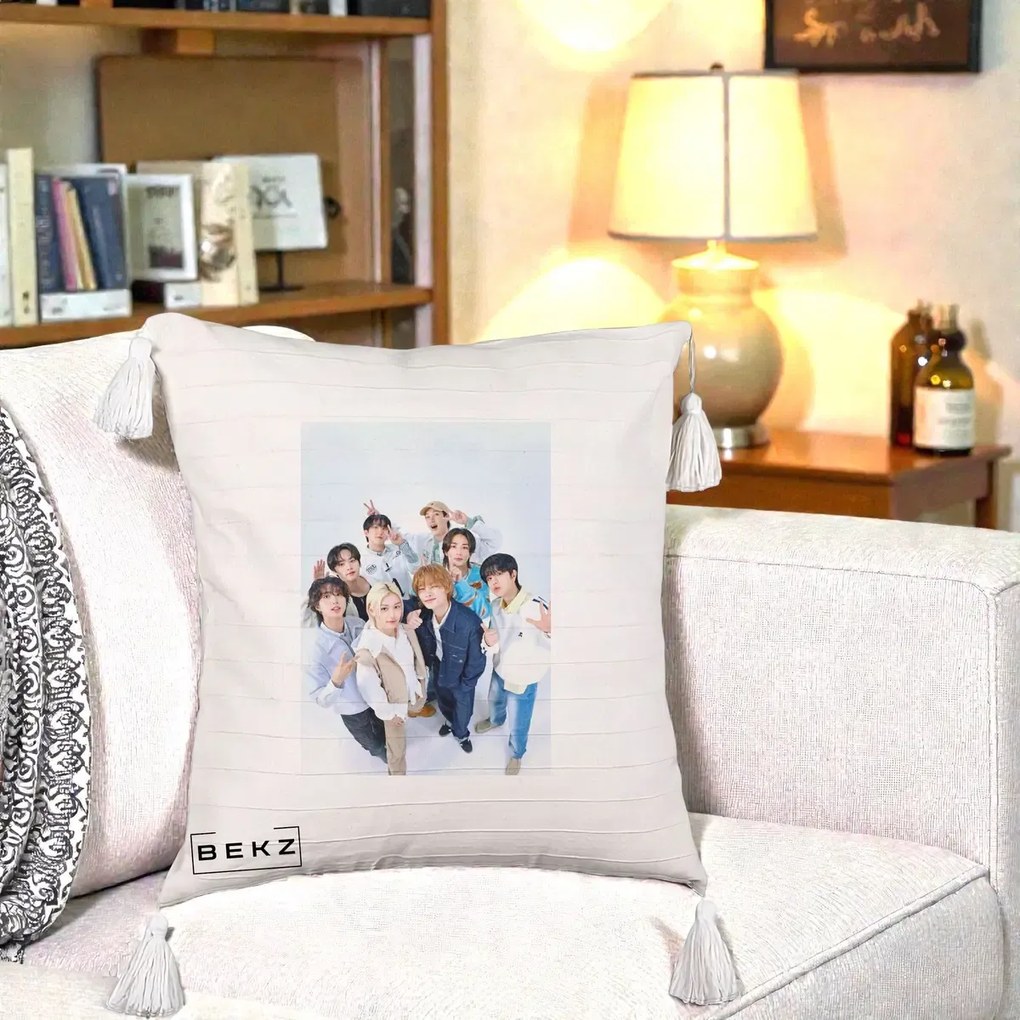 Perna Personalizata K-pop Stray Kids Foto Grup Alb cu 8 Membrii de Sus, 40x40 cm, Bej cu Franjuri, Husa Detasabila, Perna Inclusa, BEKZ®