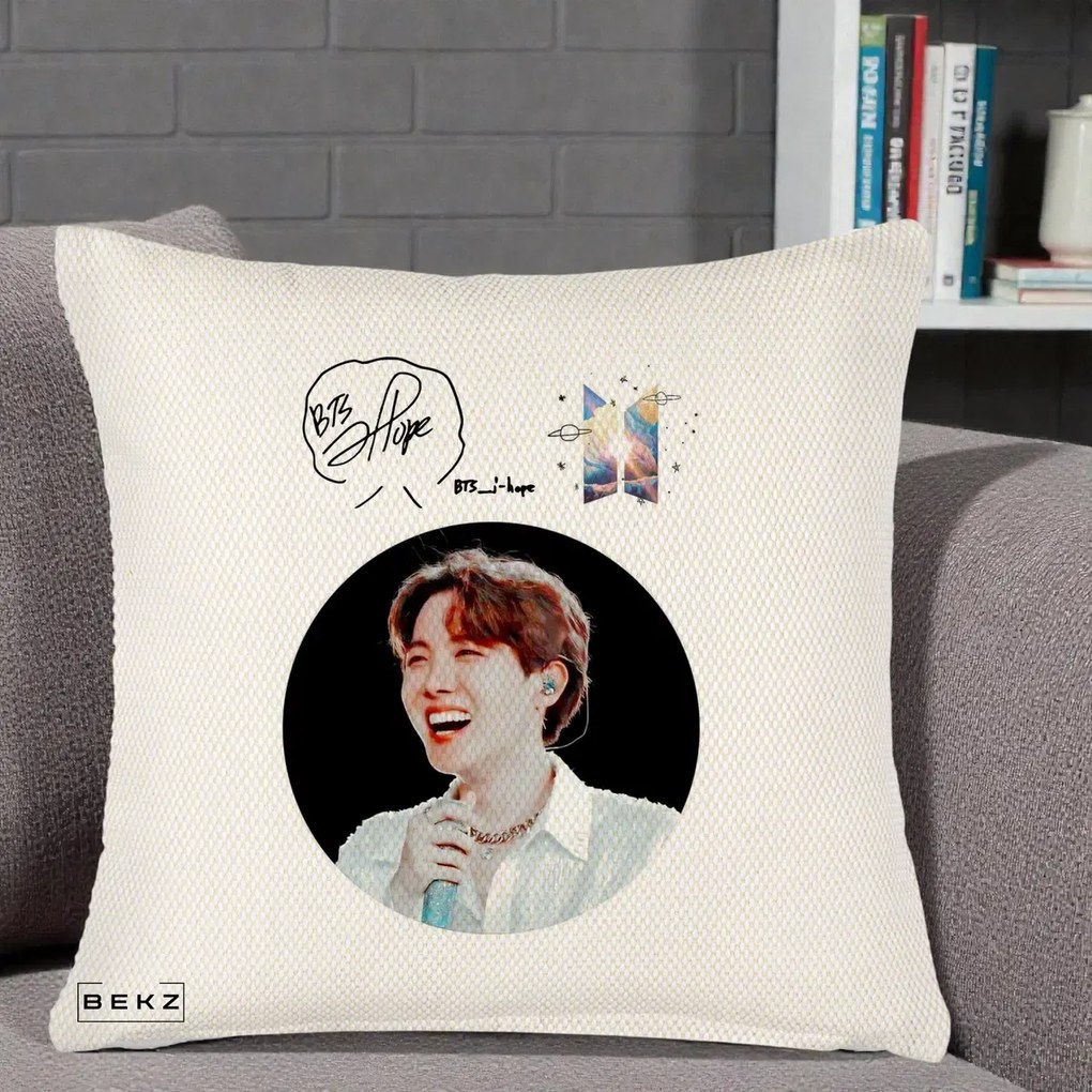 Perna Personalizata K-pop BTS J-Hope Portret cu Autograf, 40x40 cm, Crem Reliefat, Husa Detasabila, Perna Inclusa, BEKZ®