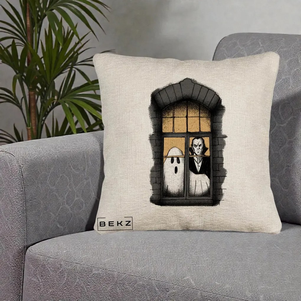 Perna Decorativa Halloween Fantoma si Dracula la Fereastra, 40x40 cm, Bej Canapea, Husa Detasabila, Perna Inclusa, BEKZ®