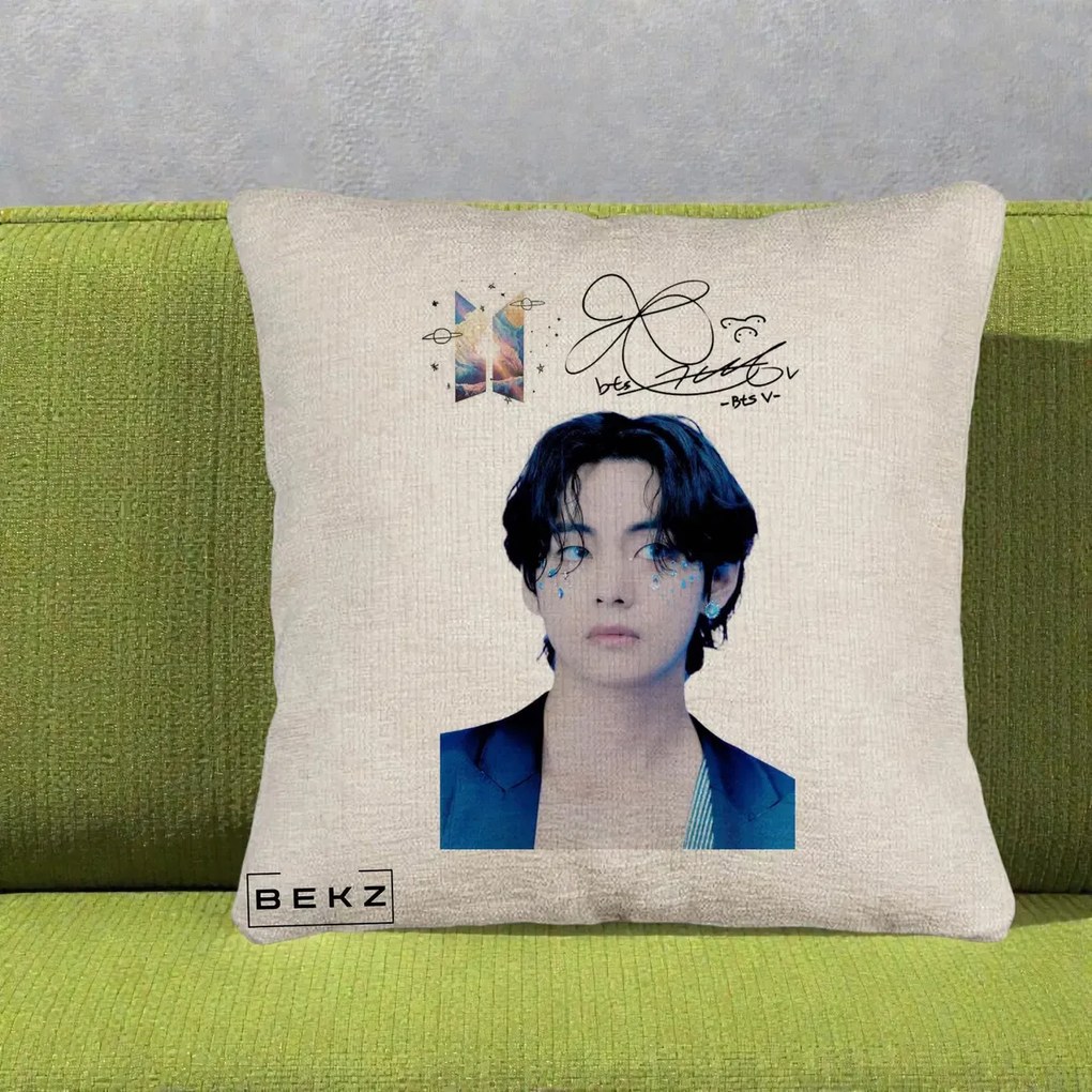 Perna Personalizata K-pop BTS V Taehyung Portret cu Autograf, 40x40 cm, Bej Canapea, Husa Detasabila, Perna Inclusa, BEKZ®