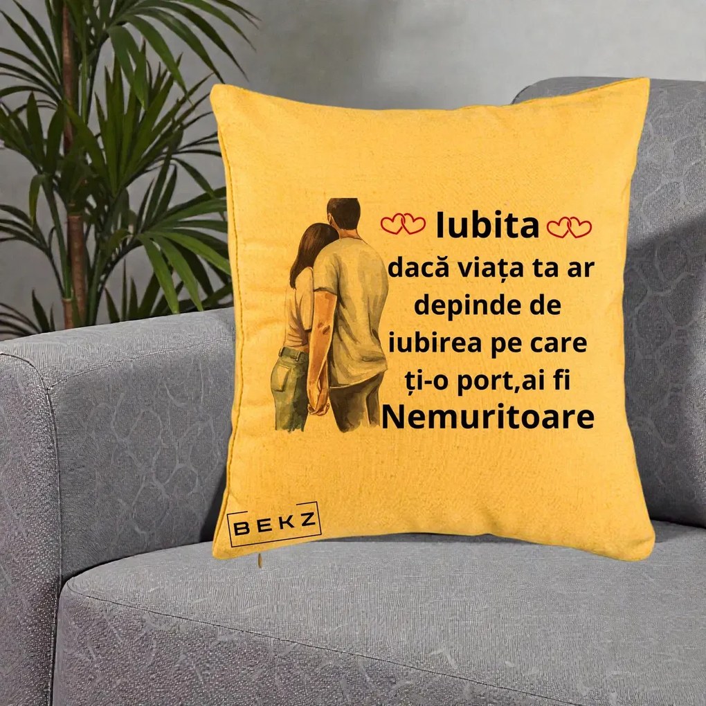 Cadou pentru Iubita - Perna Personalizata Iubita Nemuritoare cu Cuplu Acuarela Roz si Inimi, 40x40 cm, Galben, Husa Detasabila, Perna Inclusa, BEKZ®