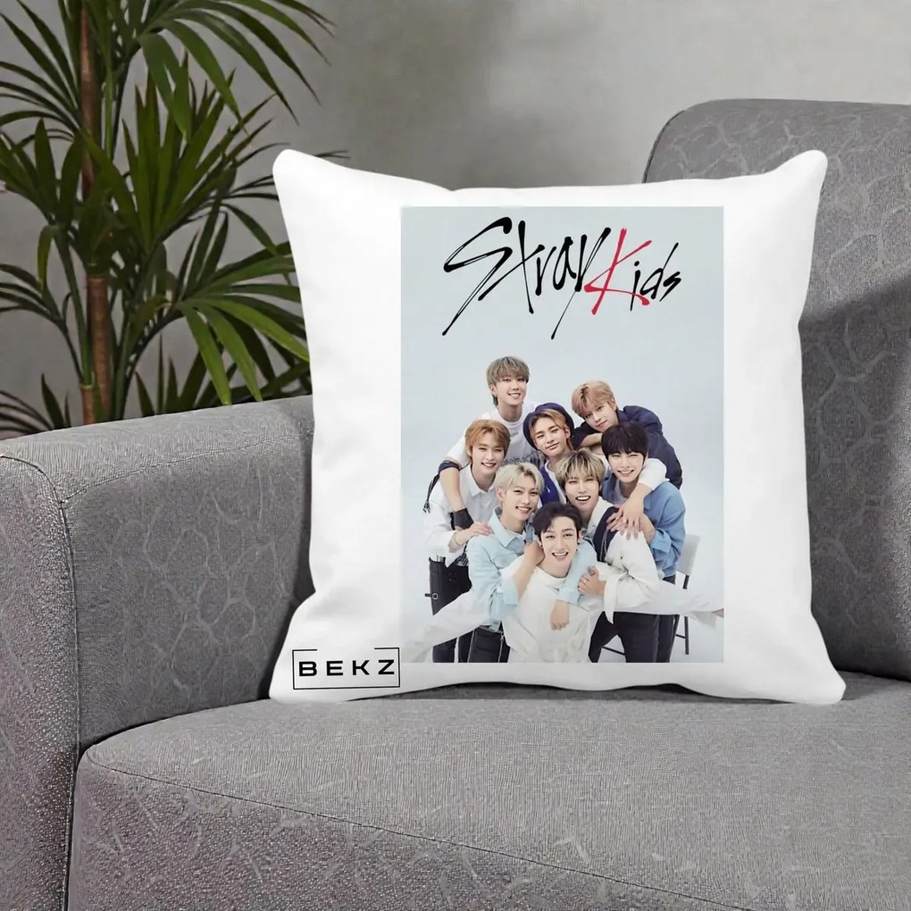 Perna Personalizata K-pop Stray Kids cu Foto Grup Alb-Albastru, 40x40 cm, Alba Mata, Husa Detasabila, Perna Inclusa, BEKZ®