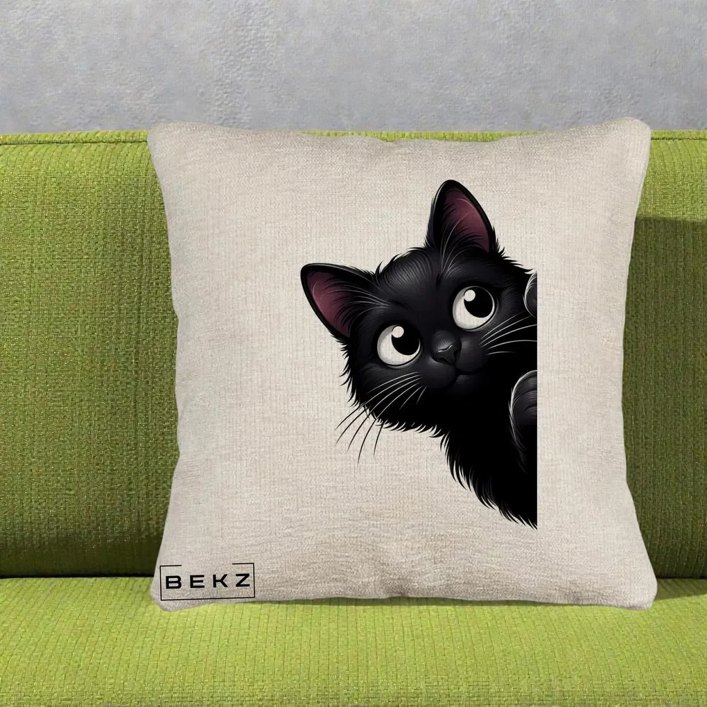 Perna Decorativa Pisica Neagra Dragalasa Curioasa, 40x40 cm, Bej Canapea, Husa Detasabila, Perna Inclusa, BEKZ®