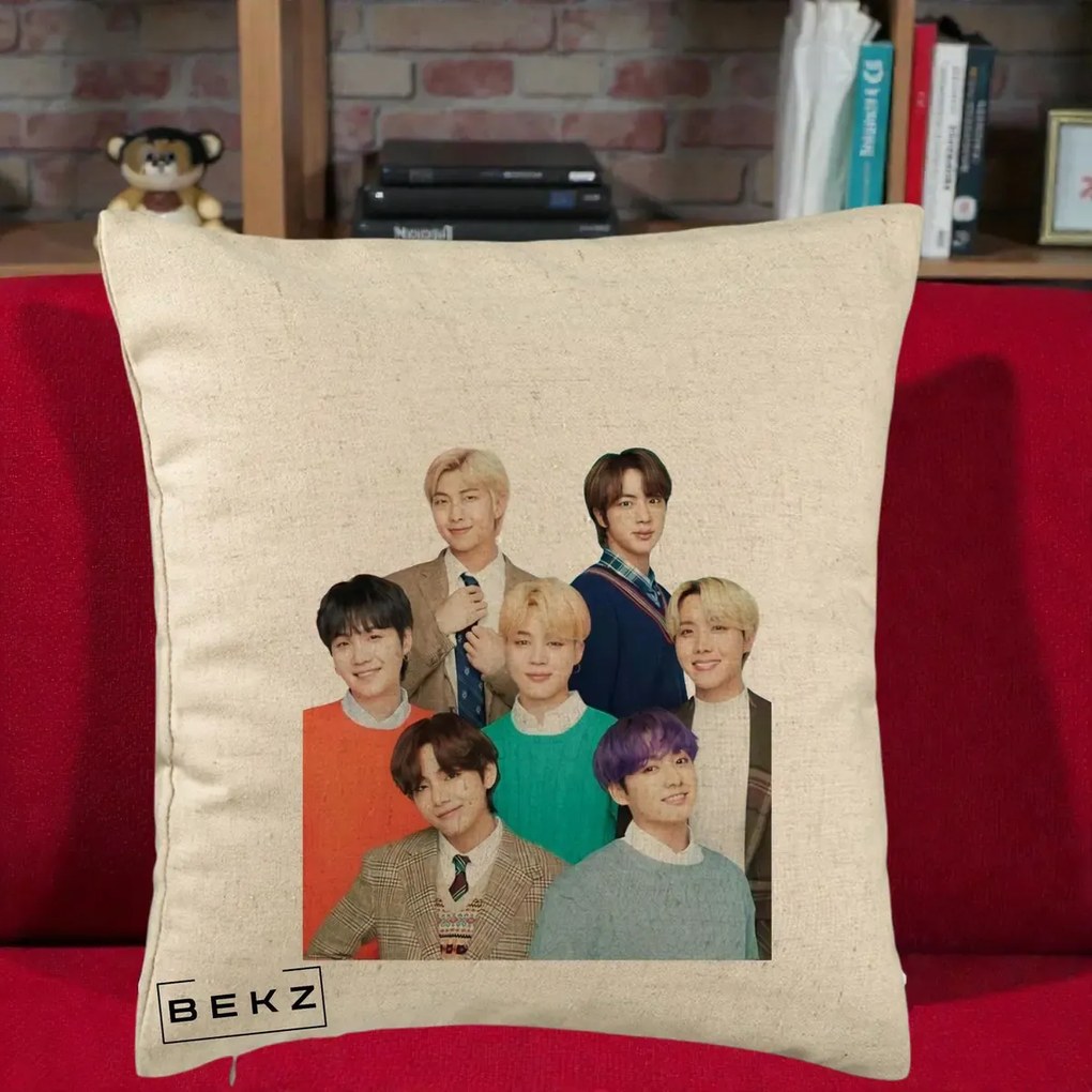 Perna Personalizata K-pop BTS Fotografie Grup Tinute Elegante, 40x40 cm, Bej, Husa Detasabila, Perna Inclusa, BEKZ®