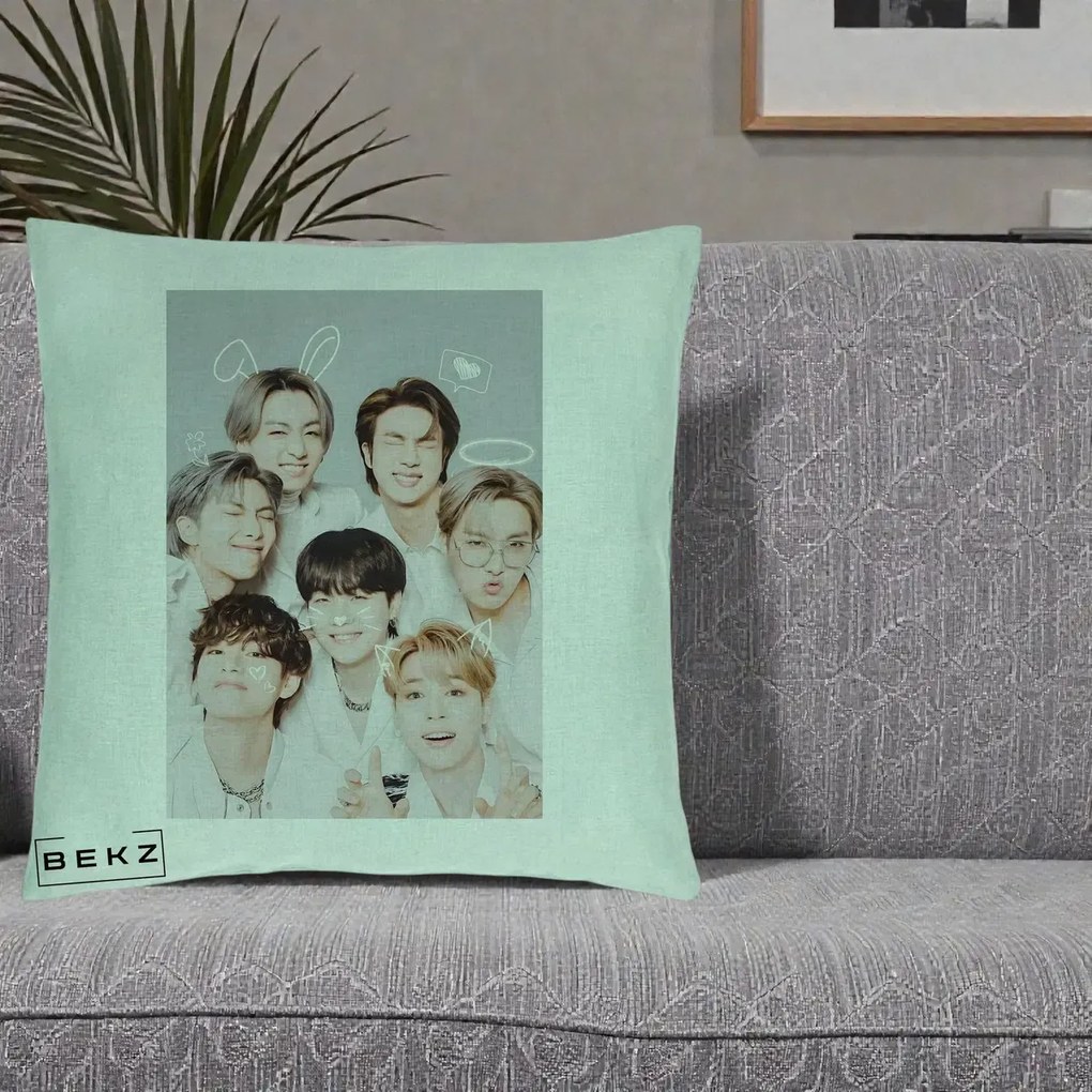 Perna Personalizata K-pop BTS Foto Grup Cute cu Animatii si 7 Membrii, 40x40 cm, Verde Menta, Husa Detasabila, Perna Inclusa, BEKZ®