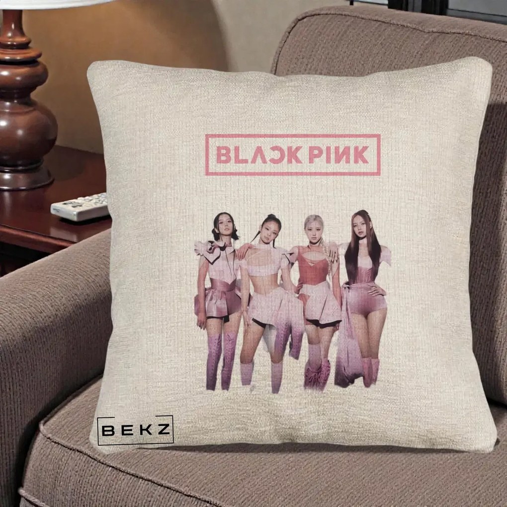 Perna Personalizata K-pop BLACKPINK Fotografie Grup Tinute Roz, 40x40 cm, Bej Canapea, Husa Detasabila, Perna Inclusa, BEKZ®