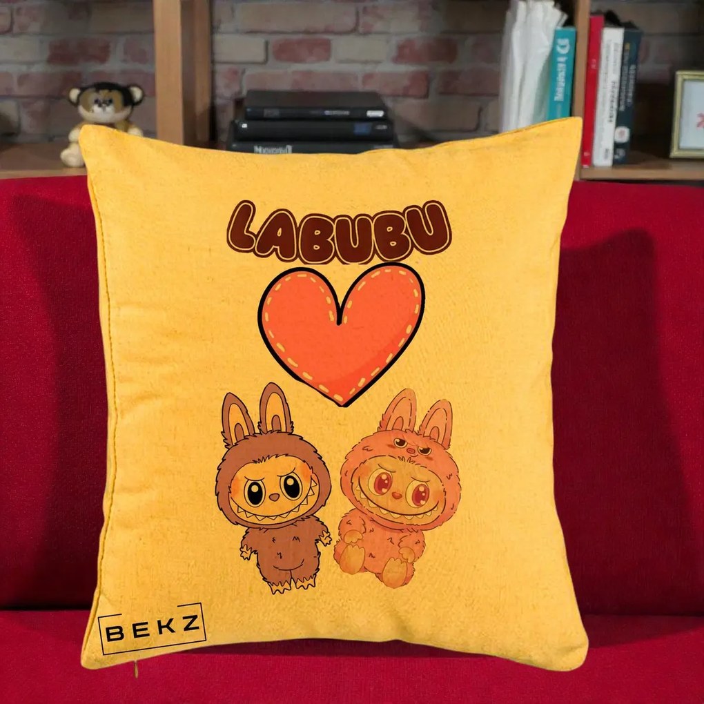 Perna Personalizata Labubu Cuplu Inima, 40x40 cm, Galben, Husa Detasabila, Perna Inclusa, BEKZ®