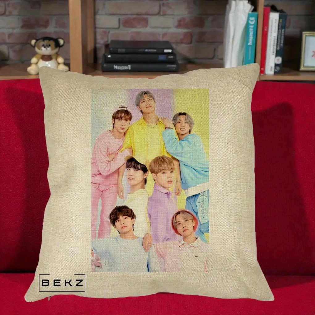 Perna Personalizata K-pop BTS Foto Grup Pastel Colorat cu 7 Membrii, 40x40 cm, Crem, Husa Detasabila, Perna Inclusa, BEKZ®