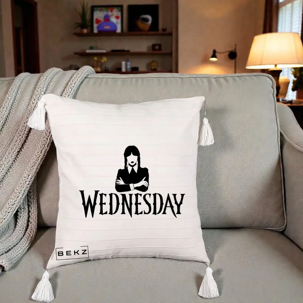 Perna Personalizata Wednesday Addams cu Brate Incrucisate, 40x40 cm, Bej cu Franjuri, Husa Detasabila, Perna Inclusa, BEKZ®