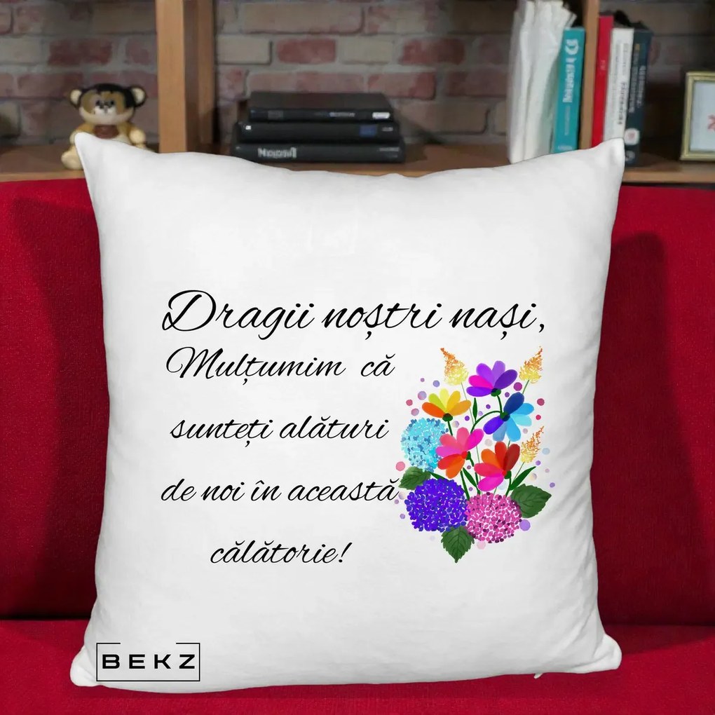 Cadou pentru Nasi - Perna Personalizata Dragii Nostri Nasi Multumim cu Flori Multicolore, 40x40 cm, Alb Pufos, Husa Detasabila, Perna Inclusa, BEKZ®