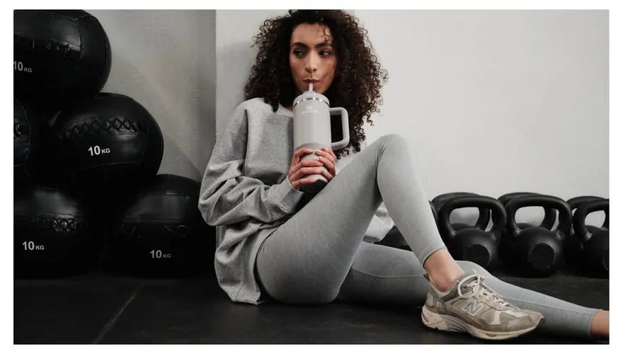 Termos gri deschis cu pai din oțel inoxidabil 1,18 l Quencher H2.0 FlowState Tumbler Ash – Stanley