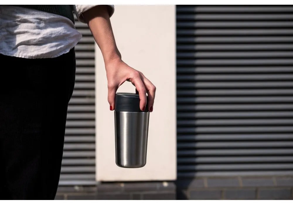 Cană de voiaj albastru-argintiu 450 ml Sipp – Joseph Joseph