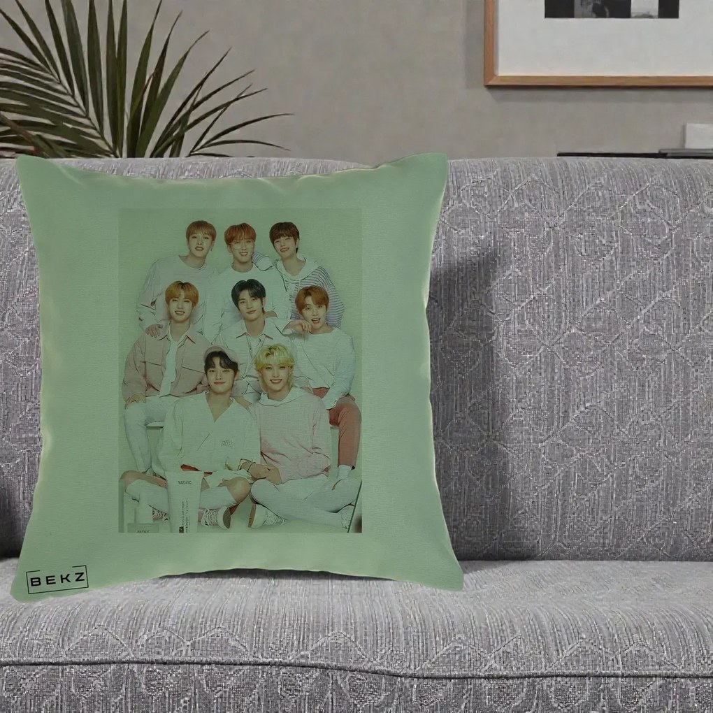 Perna Personalizata K-pop Stray Kids Foto Grup Pastel Roz-Alb cu 8 Membrii, 40x40 cm, Verde, Husa Detasabila, Perna Inclusa, BEKZ®