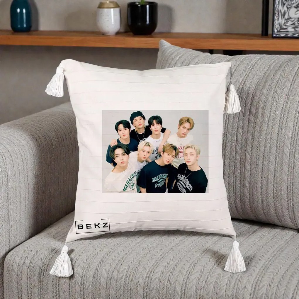 Perna Personalizata K-pop Stray Kids Foto Grup Text, 40x40 cm, Bej cu Franjuri, Husa Detasabila, Perna Inclusa, BEKZ®