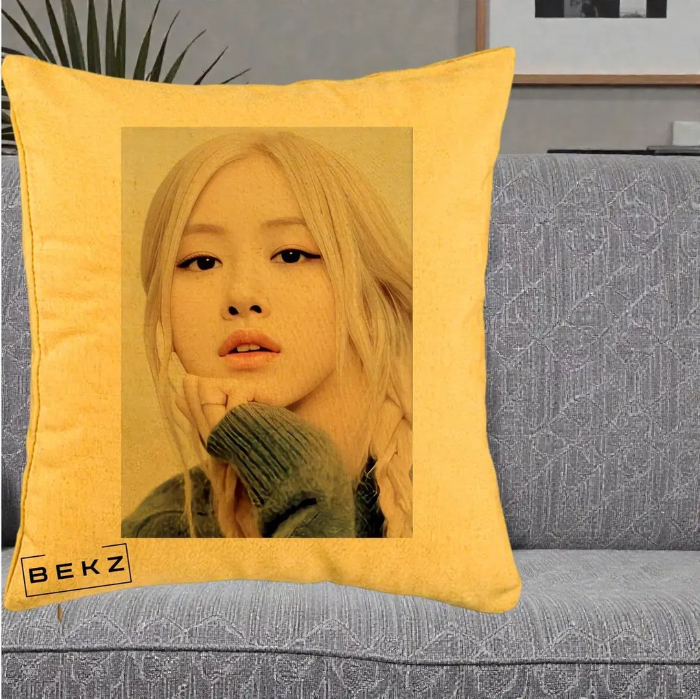 Perna Personalizata K-pop BLACKPINK Rose cu Jucarie de Plus, 40x40 cm, Galben, Husa Detasabila, Perna Inclusa, BEKZ®