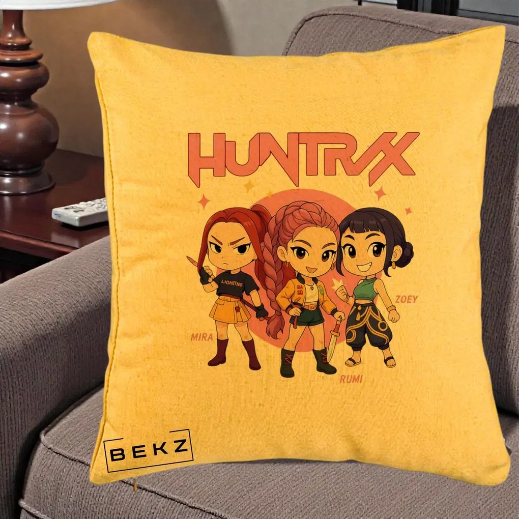 Perna Personalizata K-pop HUNTRX Trio Chibi cu Arme, 40x40 cm, Galben, Husa Detasabila, Perna Inclusa, BEKZ®