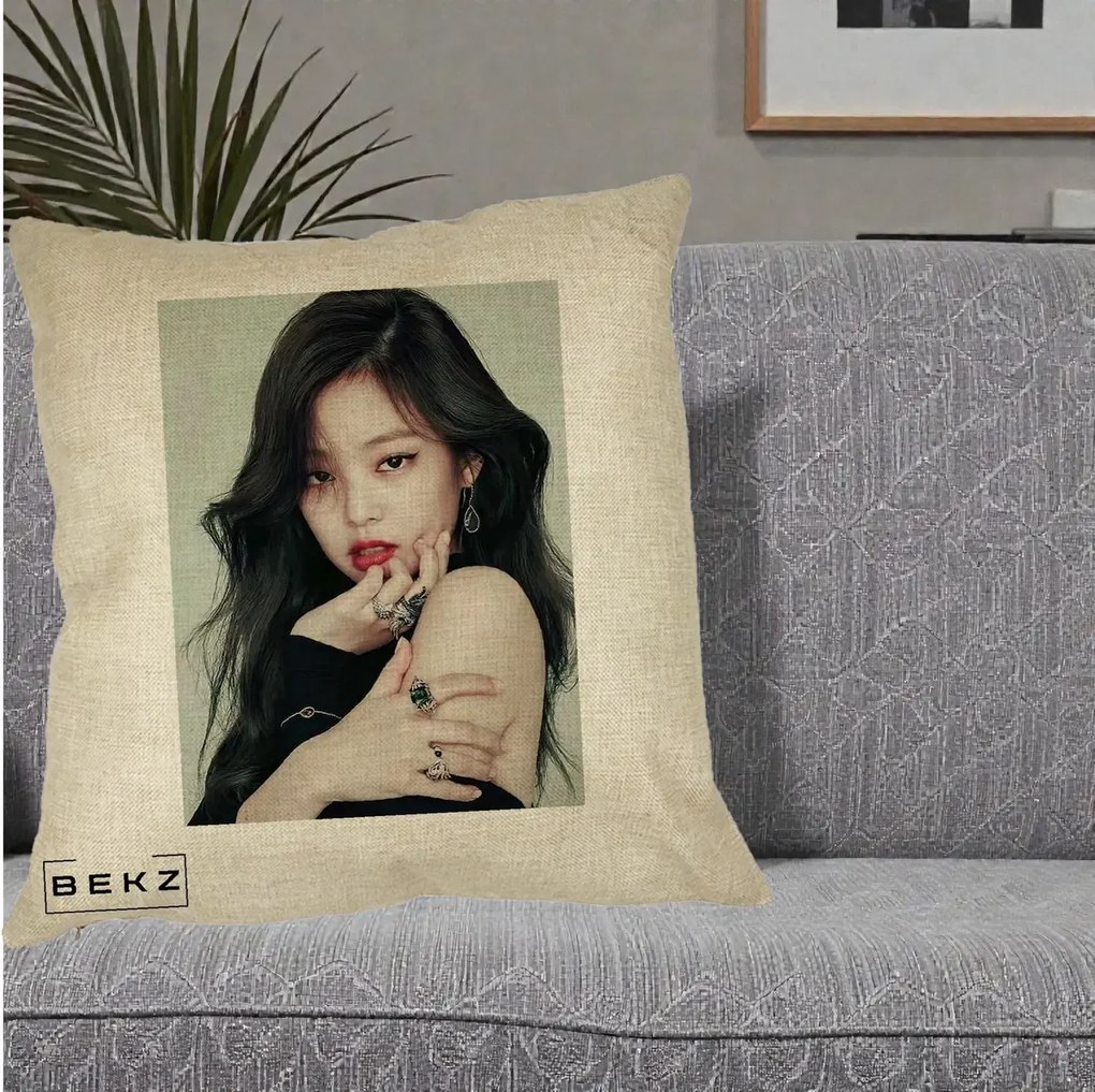 Perna Personalizata K-pop BLACKPINK Jennie Editorial Negru cu Inele, 40x40 cm, Crem, Husa Detasabila, Perna Inclusa, BEKZ®