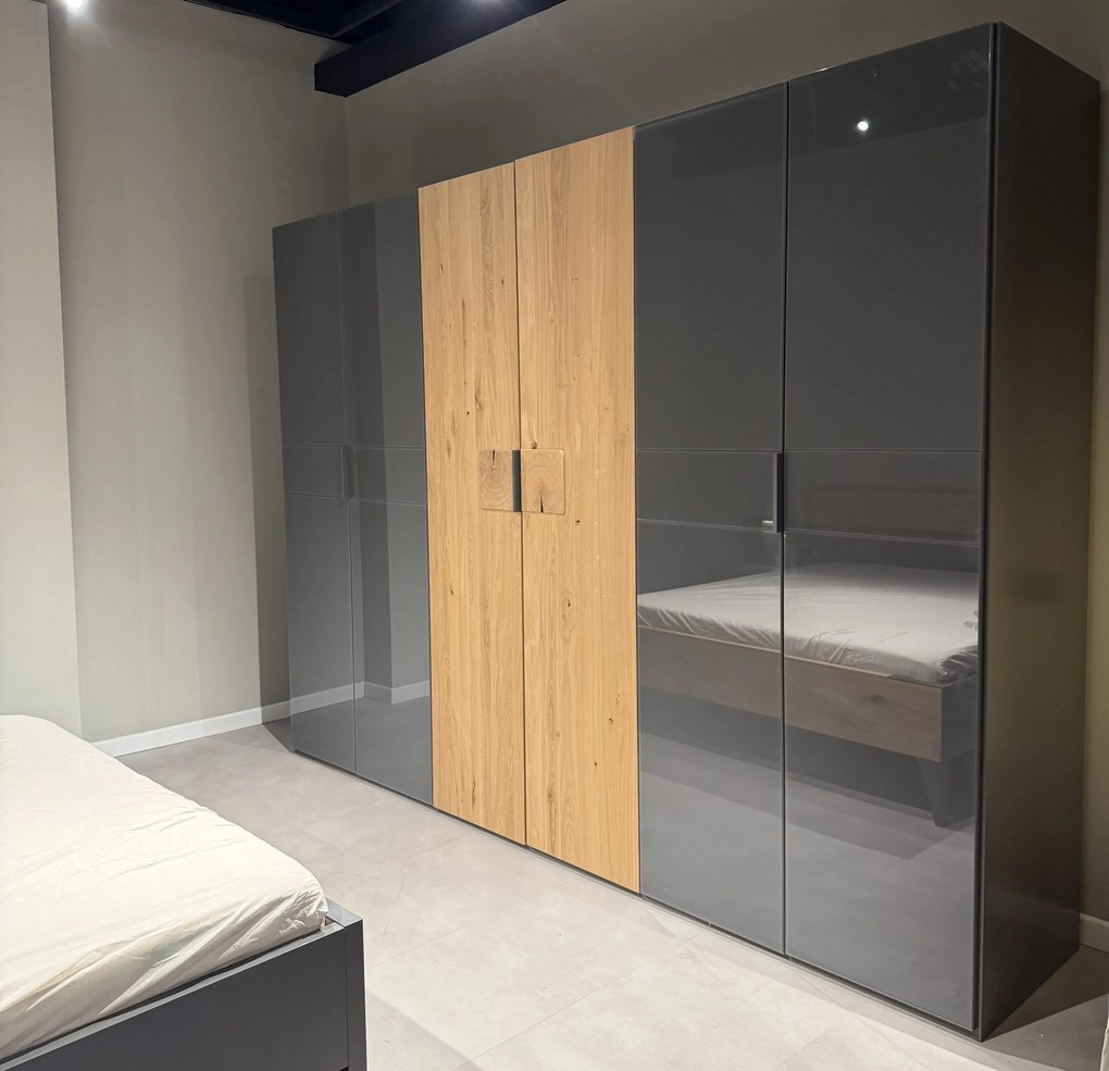 Set dormitor format din 4 piese, material MDF, fronturi sticla și lemn masiv( cadru pat 180x200 cm, 2 noptiere, dulap )