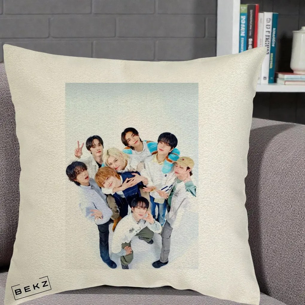 Perna Personalizata K-pop Stray Kids Foto Grup Bleu, 40x40 cm, Ecru, Husa Detasabila, Perna Inclusa, BEKZ®