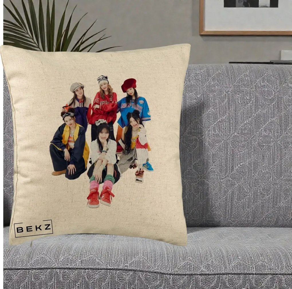Perna Personalizata Grup K-pop Fete Streetwear Foto, 40x40 cm, Bej, Husa Detasabila, Perna Inclusa, BEKZ®