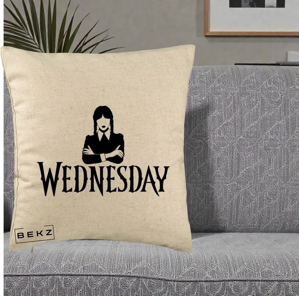 Perna Personalizata Wednesday Addams cu Brate Incrucisate, 40x40 cm, Bej, Husa Detasabila, Perna Inclusa, BEKZ®