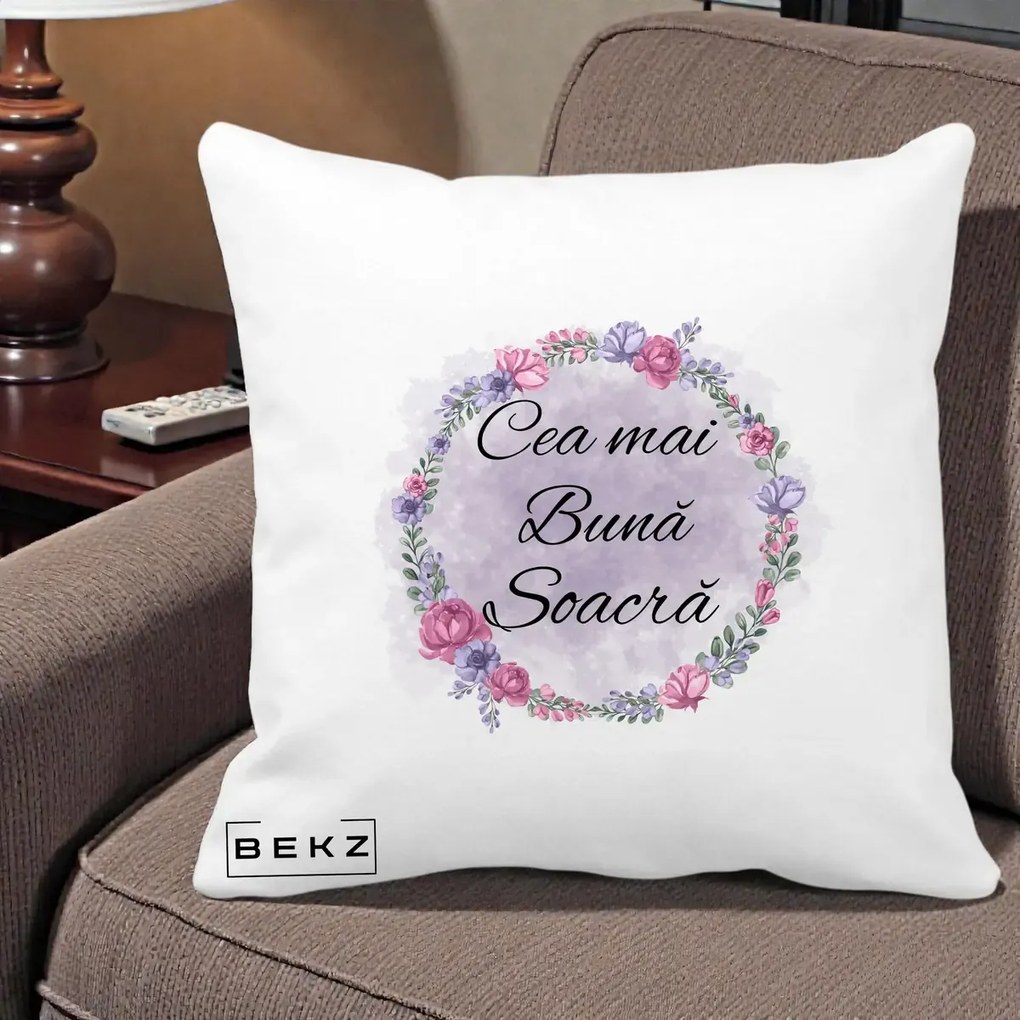 Cadou pentru Soacra - Perna Personalizata Cea mai Buna Soacra cu Coronita Flori Roz si Mov, 40x40 cm, Alba Mata, Husa Detasabila, Perna Inclusa, BEKZ®