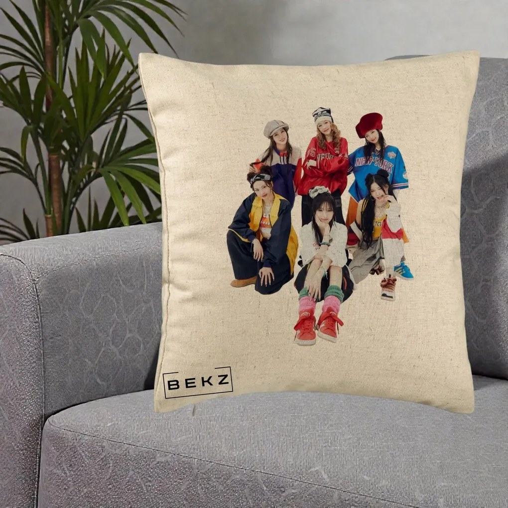 Perna Personalizata Grup K-pop Fete Streetwear Foto, 40x40 cm, Bej, Husa Detasabila, Perna Inclusa, BEKZ®