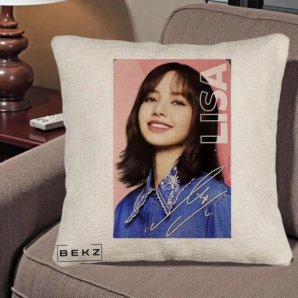 Perna Personalizata K-pop BLACKPINK Lisa cu Semnatura, 40x40 cm, Bej Canapea, Husa Detasabila, Perna Inclusa, BEKZ®