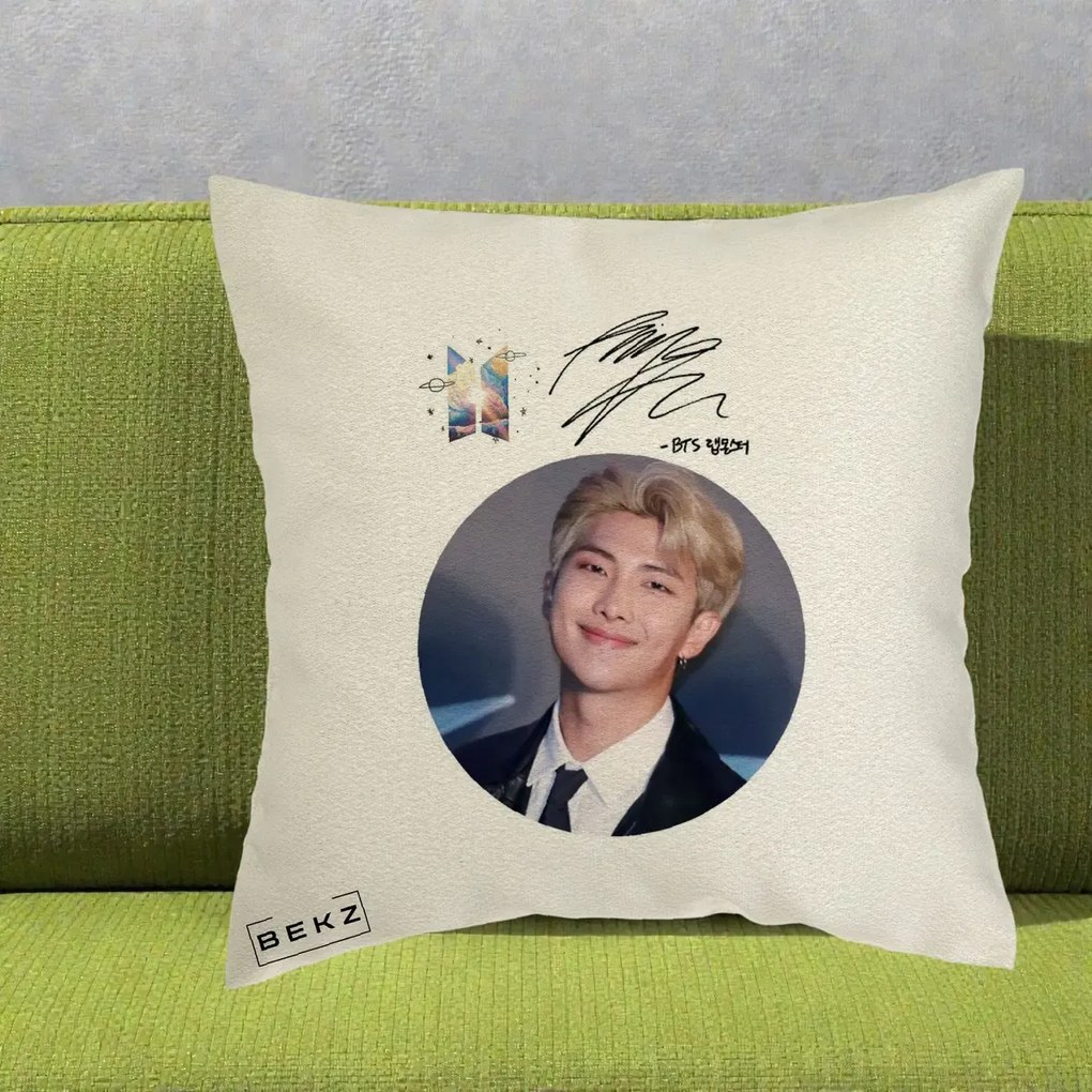 Perna Personalizata K-pop BTS RM Namjoon Portret Cerc cu Autograf, 40x40 cm, Ecru, Husa Detasabila, Perna Inclusa, BEKZ®