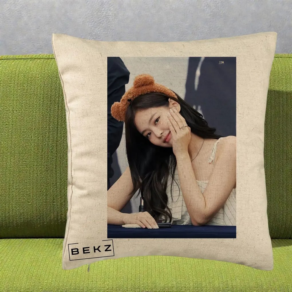 Perna Personalizata K-pop BLACKPINK Jennie Cute cu Diadema Ursulet, 40x40 cm, Bej, Husa Detasabila, Perna Inclusa, BEKZ®