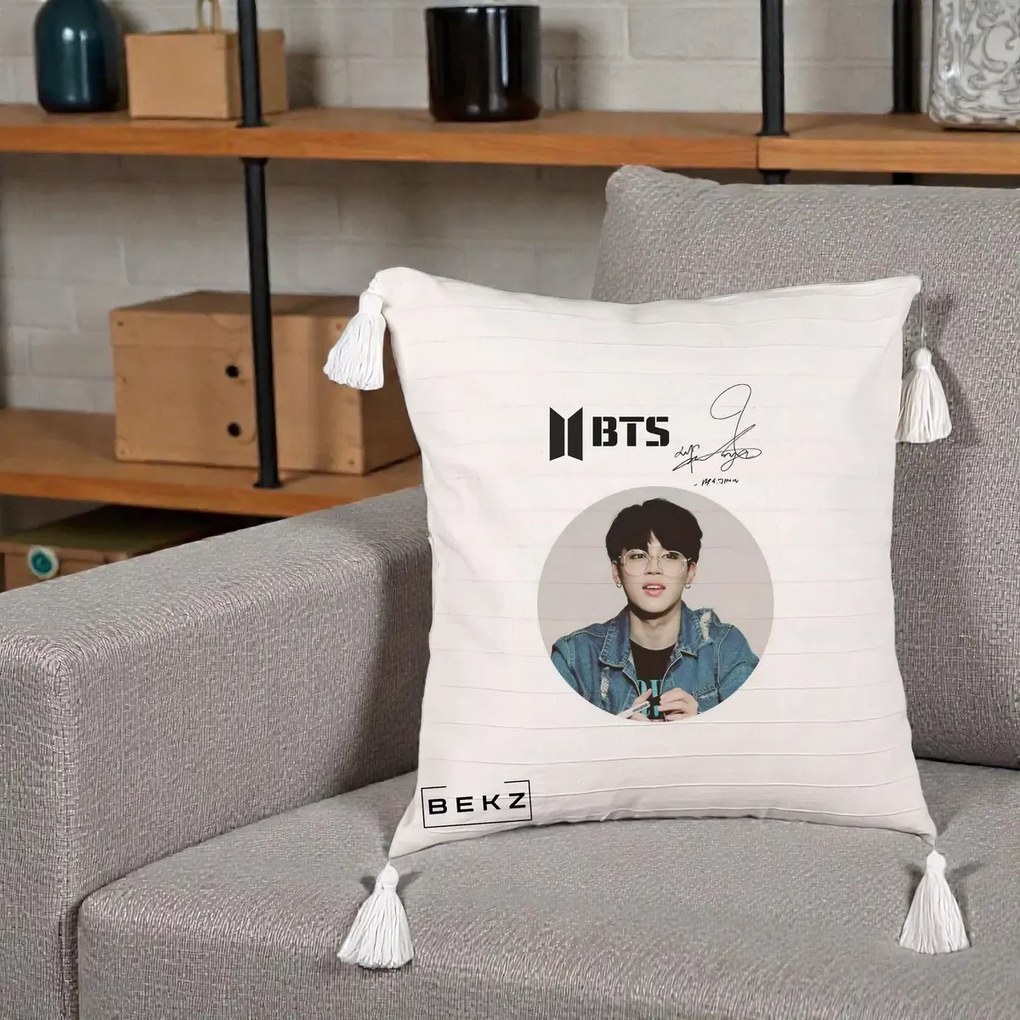 Perna Personalizata K-pop BTS Jimin Portret Cerc Autograf Geaca, 40x40 cm, Bej cu Franjuri, Husa Detasabila, Perna Inclusa, BEKZ®