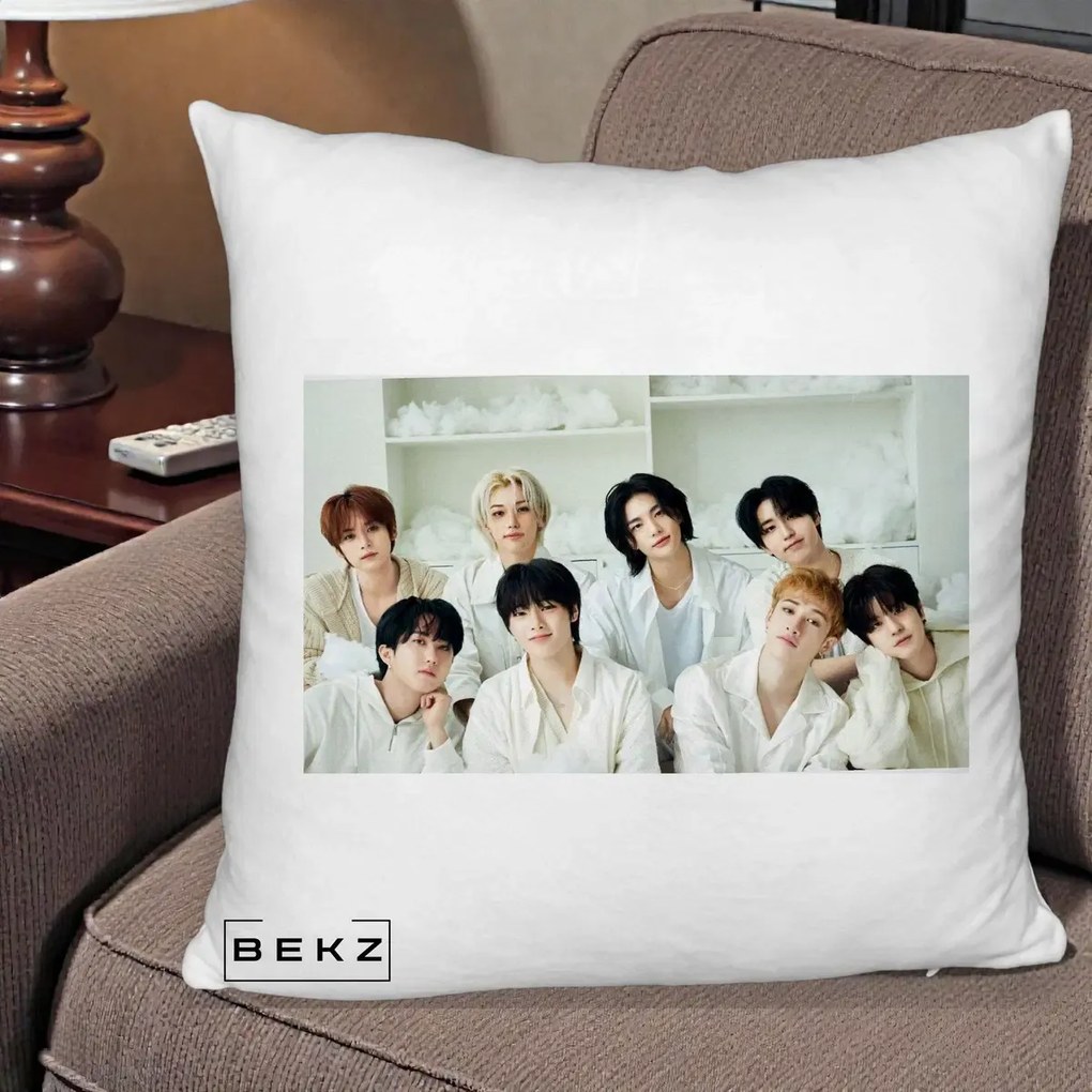Perna Personalizata K-pop Stray Kids Foto Grup All-White Landscape, 40x40 cm, Alb Pufos, Husa Detasabila, Perna Inclusa, BEKZ®
