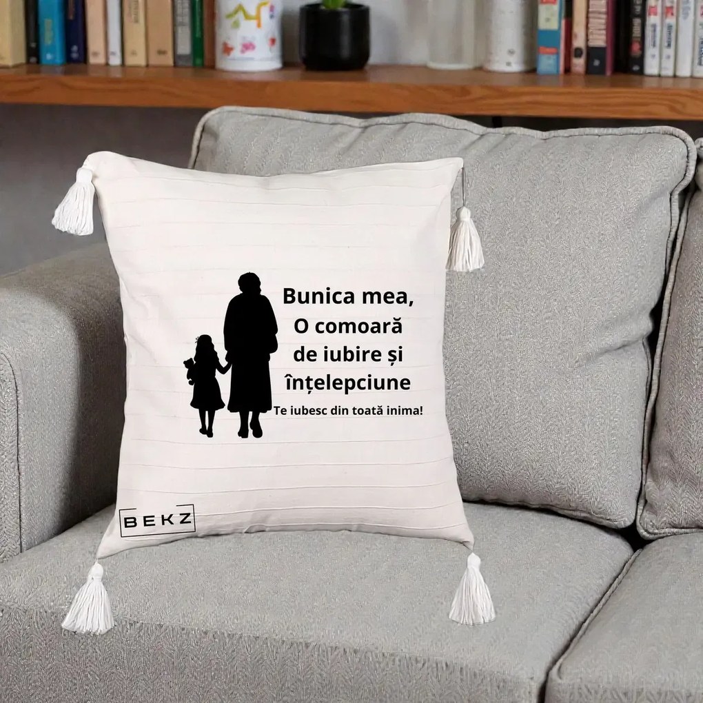 Cadou pentru Bunica - Perna Personalizata Bunica Mea Comoara Iubire Intelepciune Silueta, 40x40 cm, Bej cu Franjuri, Husa Detasabila, Perna Inclusa, BEKZ®