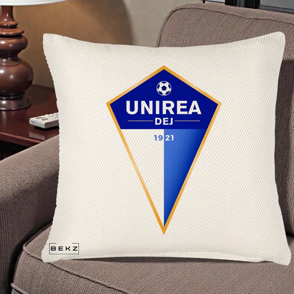 Perna Personalizata Unirea Dej 1921 Fotbal, 40x40 cm, Crem Reliefat, Husa Detasabila, Perna Inclusa, BEKZ®
