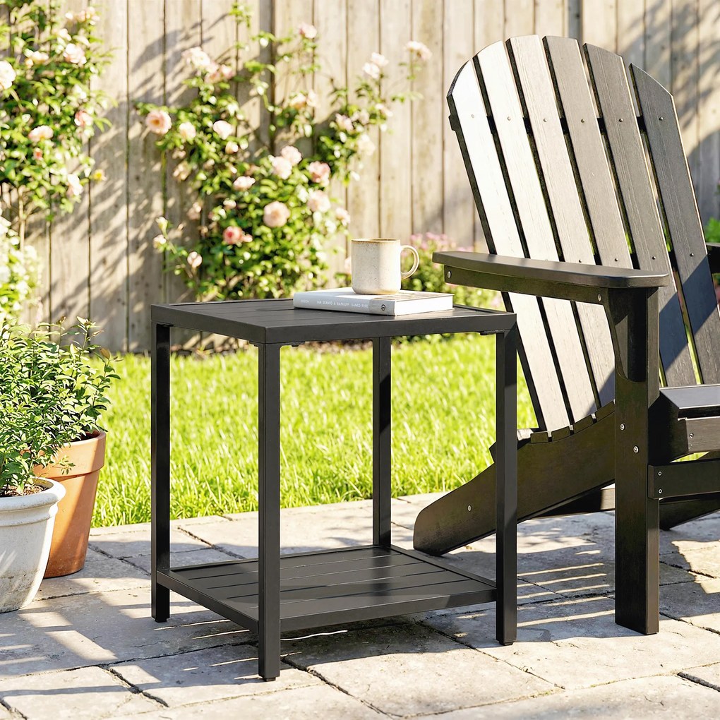 Outsunny Măsuță laterală 45 x 45 cm, rezistentă la intemperii, masă de grădină cu design cu lamele, raft, picioare reglabile, suport 30 kg | Aosom Romania