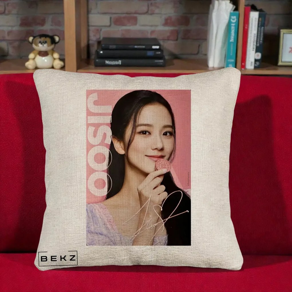 Perna Personalizata K-pop BLACKPINK Jisoo cu Semnatura si Fond Roz, 40x40 cm, Bej Canapea, Husa Detasabila, Perna Inclusa, BEKZ®