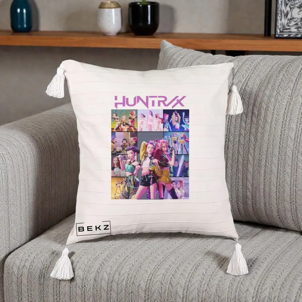 Perna Personalizata K-pop HUNTRX Colaj Animat Foto Grup, 40x40 cm, Bej cu Franjuri, Husa Detasabila, Perna Inclusa, BEKZ®