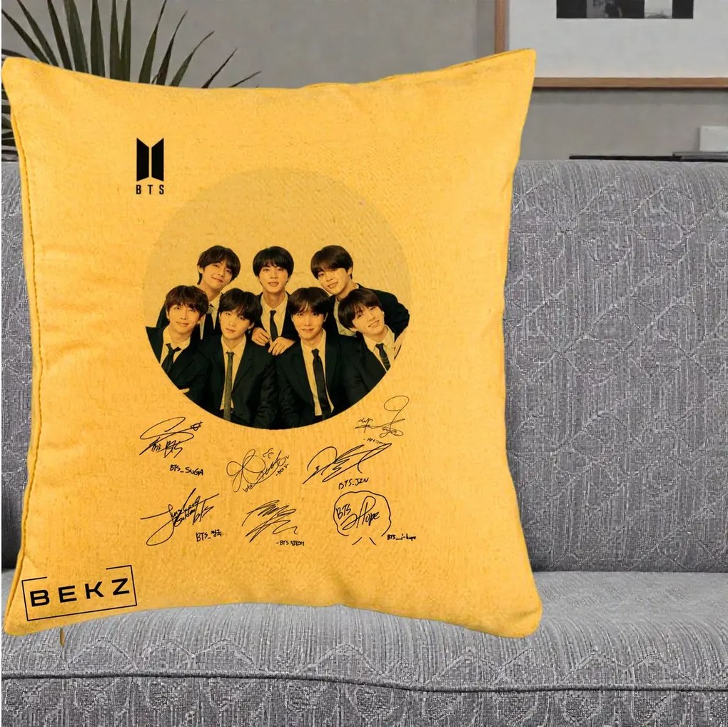 Perna Personalizata K-pop BTS Fotografie Grup Costum Negru si Autografe Cerc, 40x40 cm, Galben, Husa Detasabila, Perna Inclusa, BEKZ®
