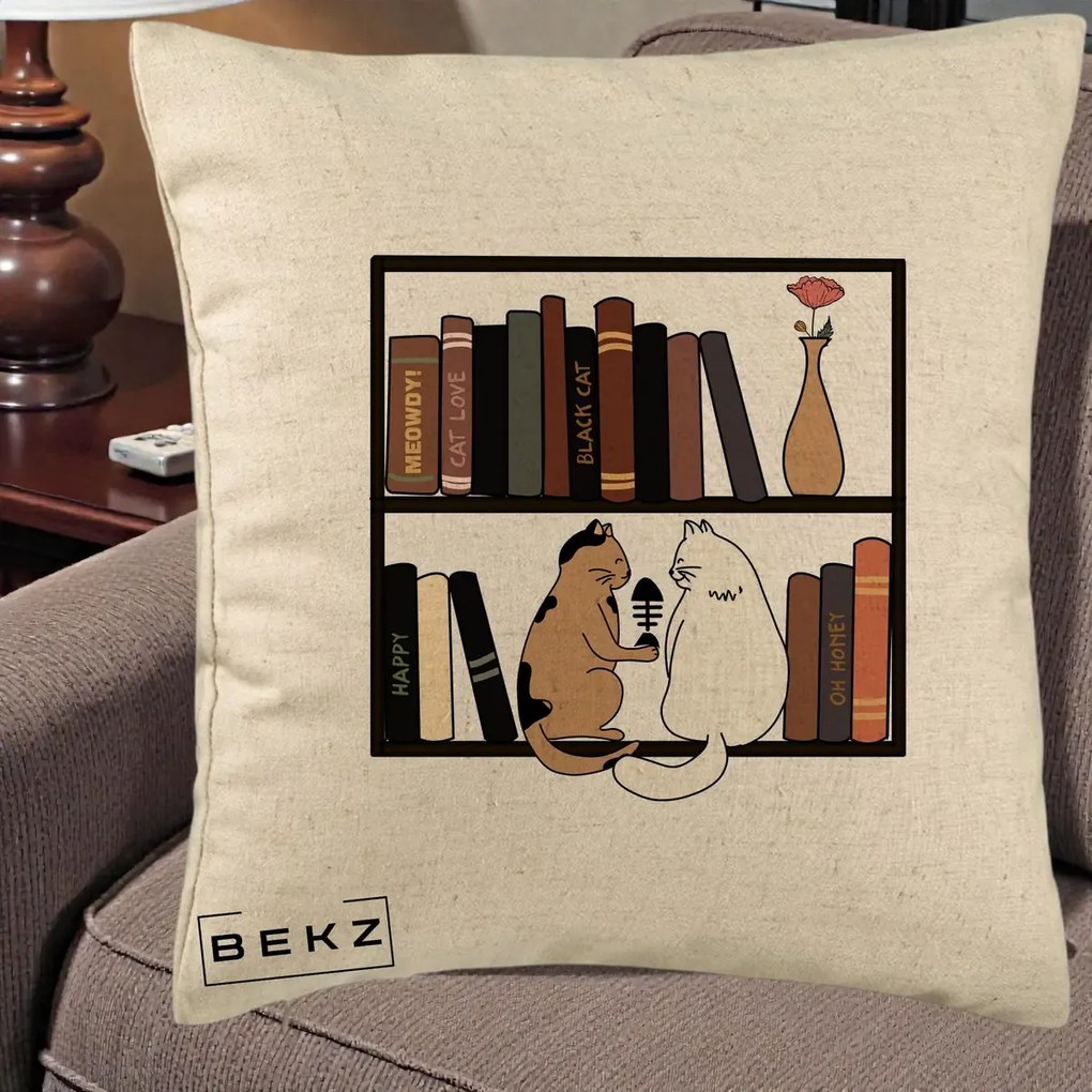Perna Personalizata Pisici si Carti pe Raft, 40x40 cm, Bej, Husa Detasabila, Perna Inclusa, BEKZ®