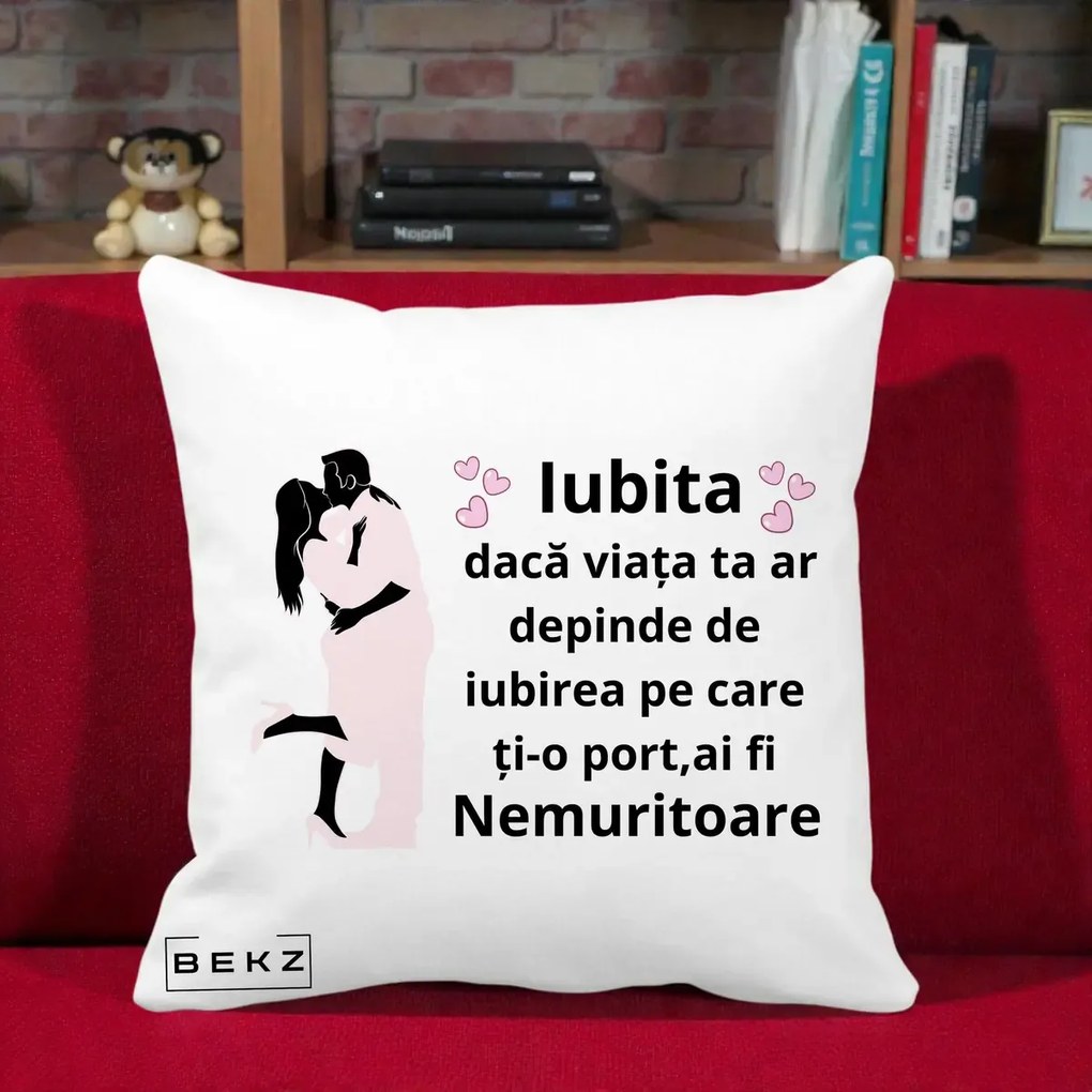 Cadou pentru Iubita - Perna Personalizata Iubita Nemuritoare cu Siluete de Cuplu, 40x40 cm, Alba Mata, Husa Detasabila, Perna Inclusa, BEKZ®