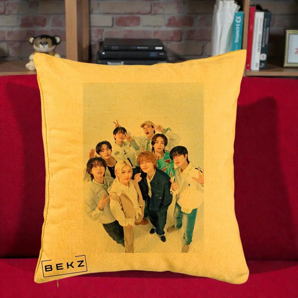 Perna Personalizata K-pop Stray Kids Foto Grup Alb cu 8 Membrii de Sus, 40x40 cm, Galben, Husa Detasabila, Perna Inclusa, BEKZ®