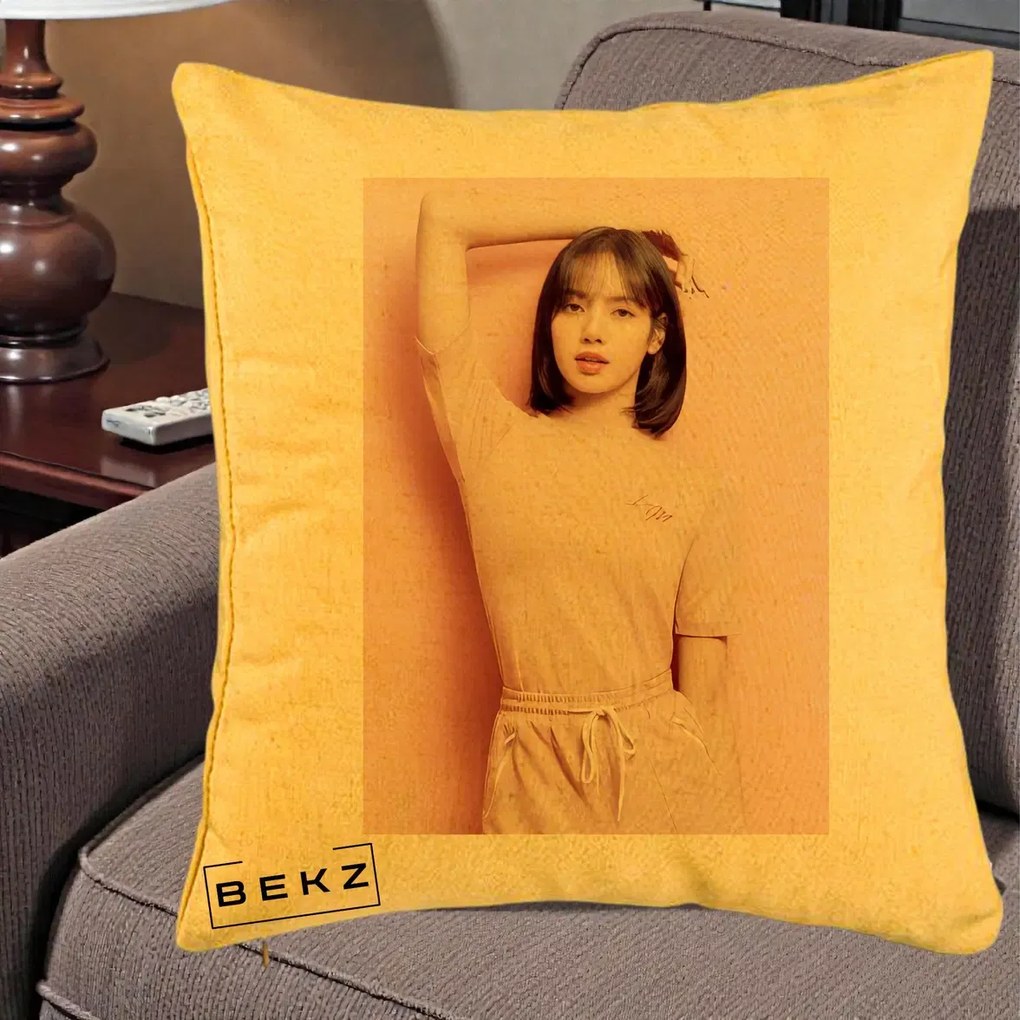 Perna Personalizata K-pop BLACKPINK Lisa Roz, 40x40 cm, Galben, Husa Detasabila, Perna Inclusa, BEKZ®