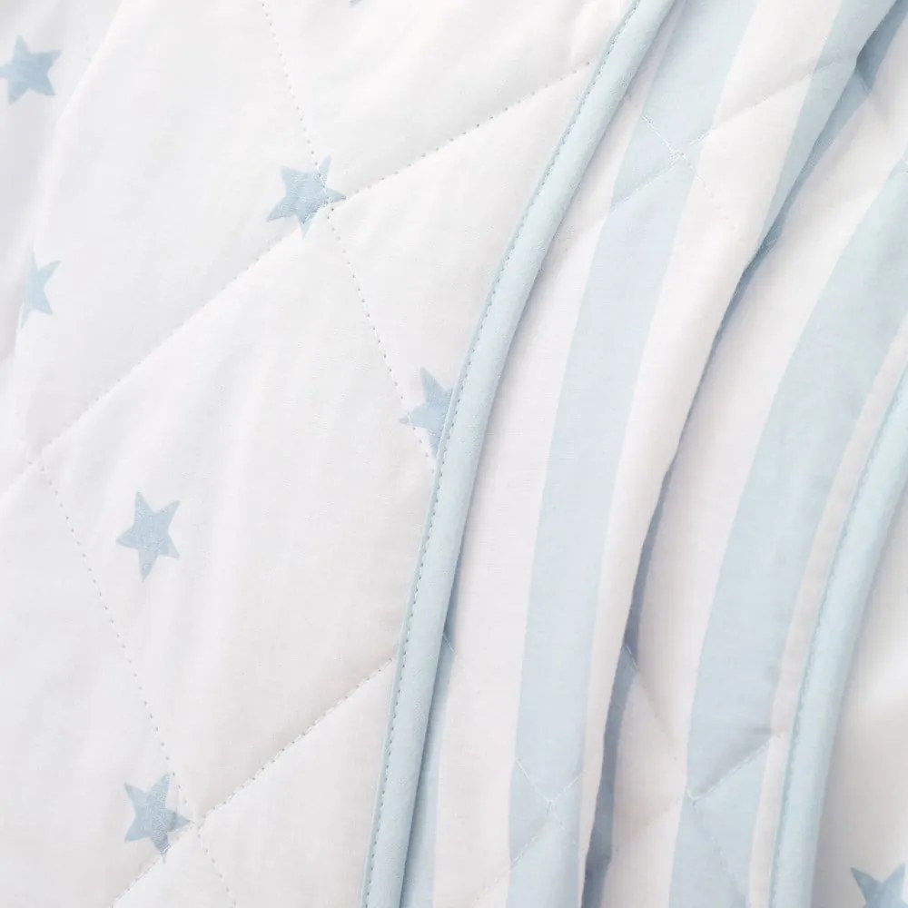 Cuvertură pentru copii albă-albastră matlasată din bumbac 135x190 cm Mini Star & Stripes – Bianca