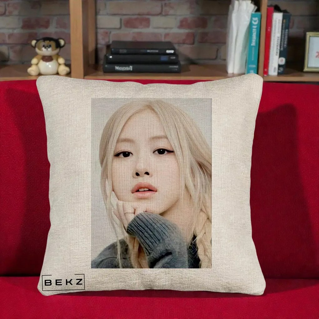 Perna Personalizata K-pop BLACKPINK Rose cu Jucarie de Plus, 40x40 cm, Bej Canapea, Husa Detasabila, Perna Inclusa, BEKZ®